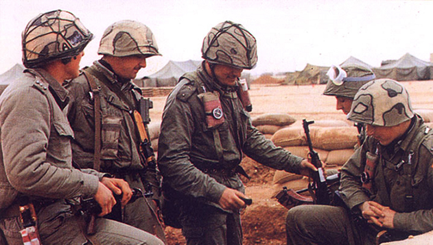 Couvre-casque Vz 85 Tropiko. Couvre-casque Vz 85 Tropiko.