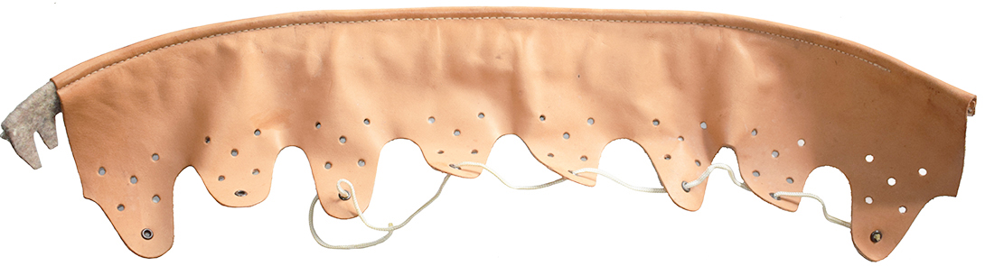Coiffe en cuir, doublé de feutre - envers/revers. Coiffe en cuir, doublé de feutre - envers/revers.