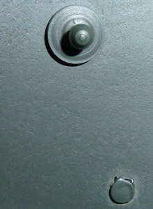 Trou obturé par rivetage.