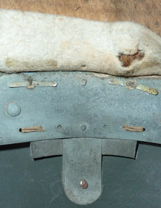 Coiffe fixée par attaches parisiennes.