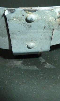 Points de fixation patte arrière.