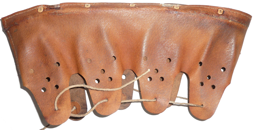 Coiffe en cuir - envers. Coiffe en cuir - envers.