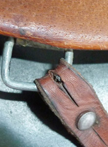 Détail maintien de la jugulaire.