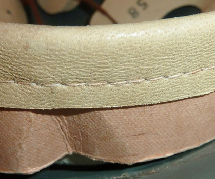 Coiffe en cuir cousue.