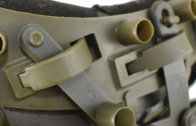 Détails maintien par agrafes. Détails maintien par agrafes.