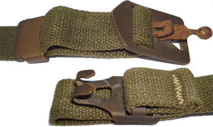 Syst&egrave;me de fermeture : boucle et crochet.