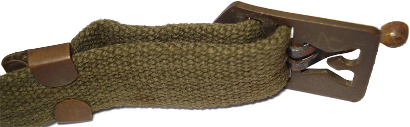 Jugulaire - partie longue avec boucle de maintien et syst&egrave;me T1 anti &eacute;tranglement.