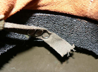 Rembourrage en mousse et bande de r&eacute;glage.