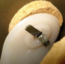 Patte de fixation et attache parisienne.