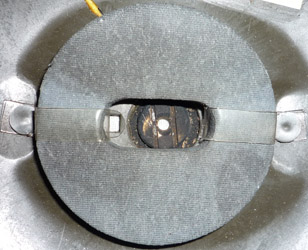 Ecrou de fixation et tampon amortisseur.