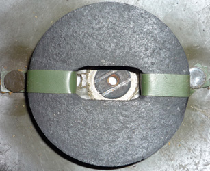 Ecrou de fixation et tampon amortisseur.