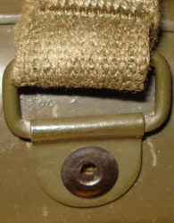 Passant de jugulaire fixe.