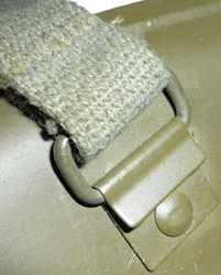 Passant de jugulaire amovible.