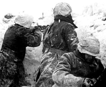 Couvre-casques blancs de fortune en zone enneigée. Couvre-casques blancs de fortune en zone enneigée.