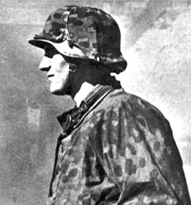 Couvre-casque Waffen SS en situation. Couvre-casque Waffen SS en situation.