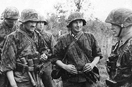 Couvre-casque Waffen SS en situation. Couvre-casque Waffen SS en situation.