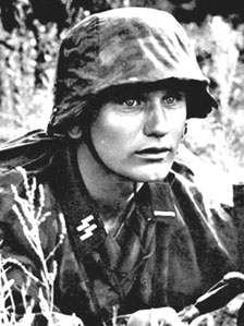 Couvre-casque Waffen SS en situation. Couvre-casque Waffen SS en situation.