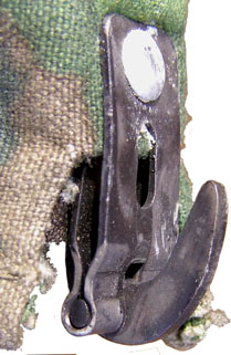 La plaque du crochet est rivée sur le tissus. La plaque du crochet est rivée sur le tissus.