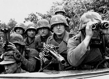 Couvre-casque M42 en situation. Couvre-casque M42 en situation.