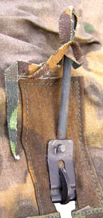 Ruban noué sur le ressort. Ruban noué sur le ressort.