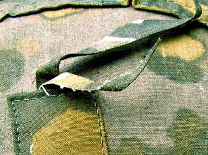 Le ruban est pris dans la couture du cache-ressort. Le ruban est pris dans la couture du cache-ressort.