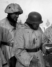 Couvre-casques blancs de fortune en zone enneigée. Couvre-casques blancs de fortune en zone enneigée.