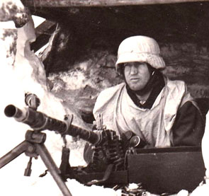 Couvre-casques blancs de fortune en zone enneigée. Couvre-casques blancs de fortune en zone enneigée.