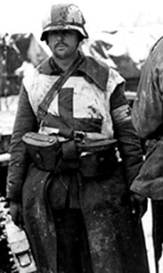 2 photos du même infirmier. 2 photos du même infirmier.