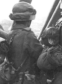 Moustiquaire roulée sur le casque. Moustiquaire roulée sur le casque.