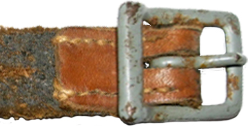 Boucle acier gris-bleu. Boucle acier gris-bleu.