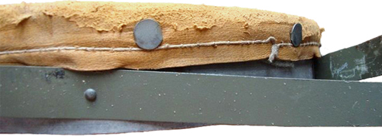 Rivetage du cuir et de la lame ressort. Rivetage du cuir et de la lame ressort.