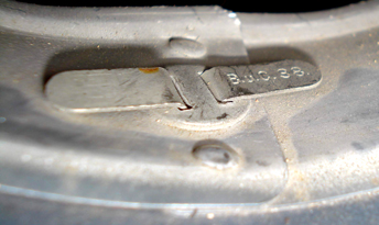 Rivet arrière en place. Rivet arrière en place.