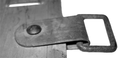 Vue de 3/4 de l'enchapure, verso. Vue de 3/4 de l'enchapure, verso.