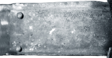 Cerclage en aluminium renforcé daté 1937. Cerclage en aluminium renforcé daté 1937.