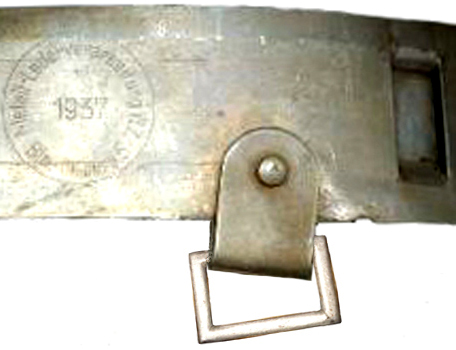 Attache de jugulaire du cerclage en aluminium avant 1938. Attache de jugulaire du cerclage en aluminium avant 1938.