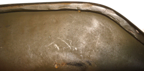 Les traces de marteau sont visibles sur la bordure. Les traces de marteau sont visibles sur la bordure.