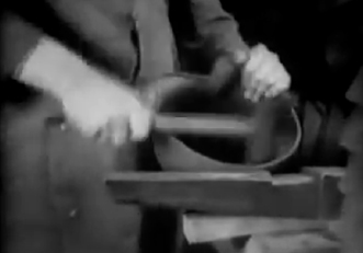 Retournement du bord au marteau. Retournement du bord au marteau.