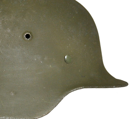 Vue avant droite avec évent et rivet en place. Vue avant droite avec évent et rivet en place.