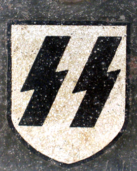 Insigne ET tardif à fond laiteux. Insigne ET tardif à fond laiteux.