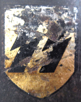 Insigne Polizei visible sous le décal Pocher. Insigne Polizei visible sous le décal Pocher.