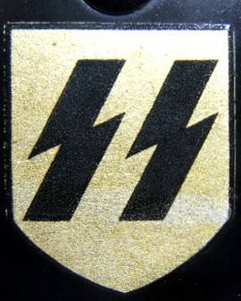 Insigne C.A. Pocher sur M35 noir. Insigne C.A. Pocher sur M35 noir.