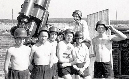 Groupe de jeunes Flakhelfer avec leur encadrant. Groupe de jeunes Flakhelfer avec leur encadrant.
