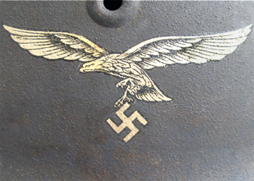 L'aigle NS est collé très près de l'évent. L'aigle NS est collé très près de l'évent.