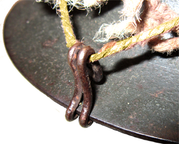 Le cordon est engagé dans le crochet avant. Le cordon est engagé dans le crochet avant.