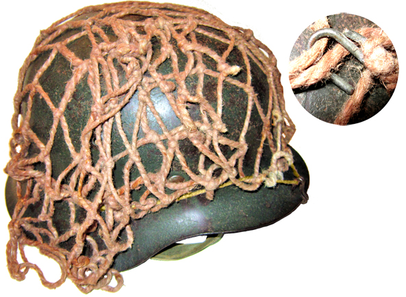 Filet monté d'origine, l'extension faciale est tenue relevée par les petits crochets. Filet monté d'origine, l'extension faciale est tenue relevée par les petits crochets.