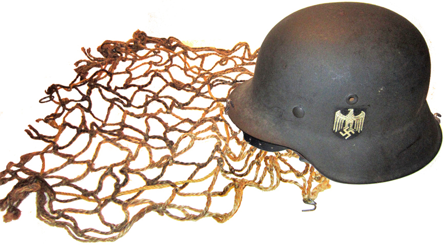 Le filet étant posé à plat, on présente le casque face à lui, en avançant le bord de la visière au niveau du cordon de serrage. Le filet étant posé à plat, on présente le casque face à lui, en avançant le bord de la visière au niveau du cordon de serrage.