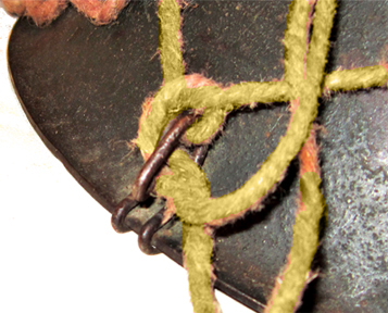 Puis dans le crochet arrière après mise en place du filet. Puis dans le crochet arrière après mise en place du filet.