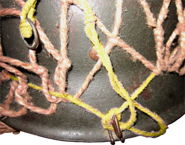 Le surplus du cordon est torsadé et glissé dans les mailles. Le surplus du cordon est torsadé et glissé dans les mailles.