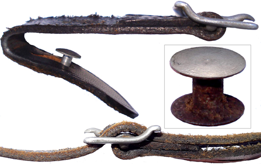 Boucle et bouton en acier poli. Boucle et bouton en acier poli.