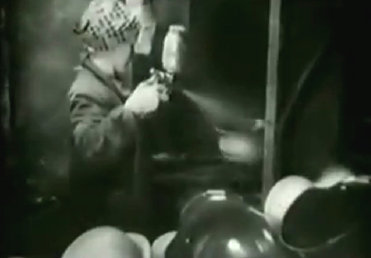 Mise en peinture des coques sur la chaîne de fabrication. Mise en peinture des coques sur la chaîne de fabrication.